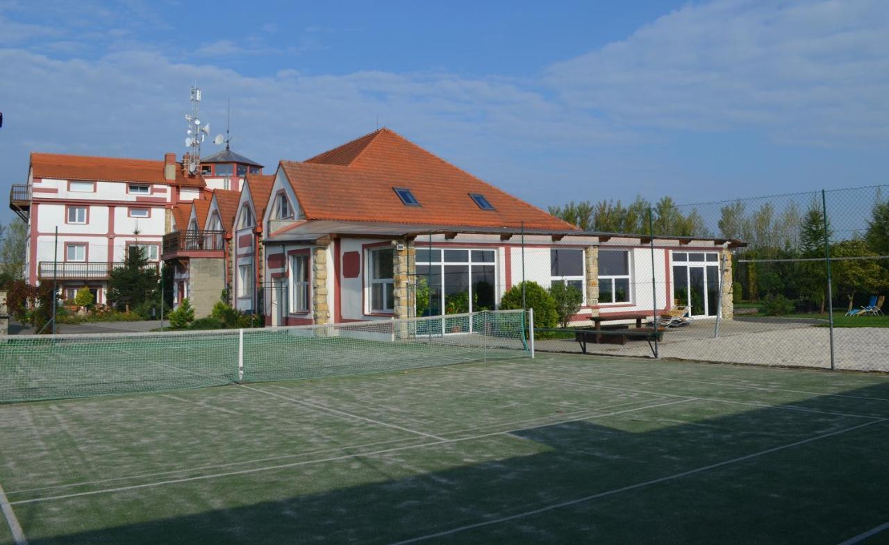 Famozclub 호텔 Bakov nad Jizerou 외부 사진